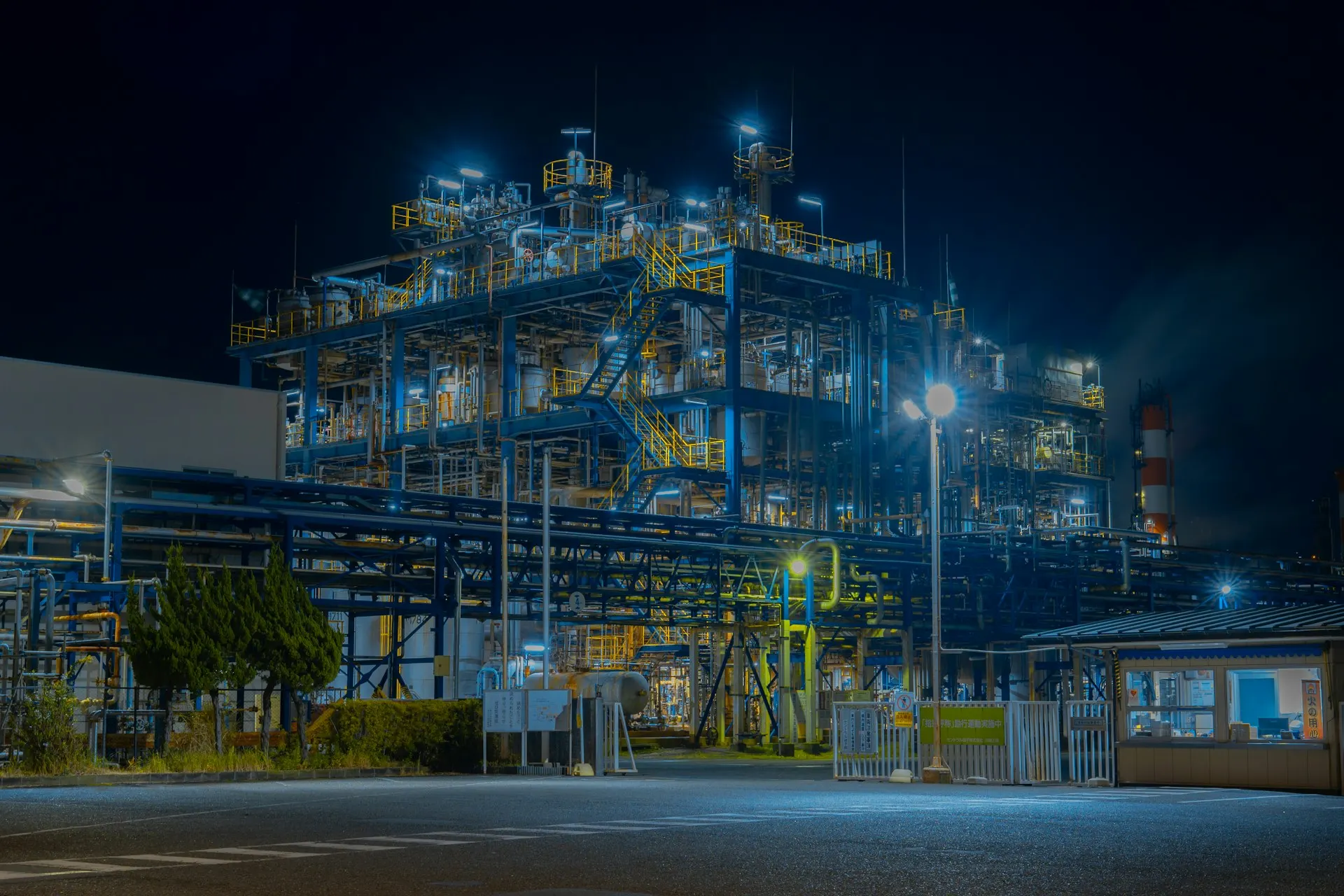 Site industriel la nuit protégé par détection incendie par caméra