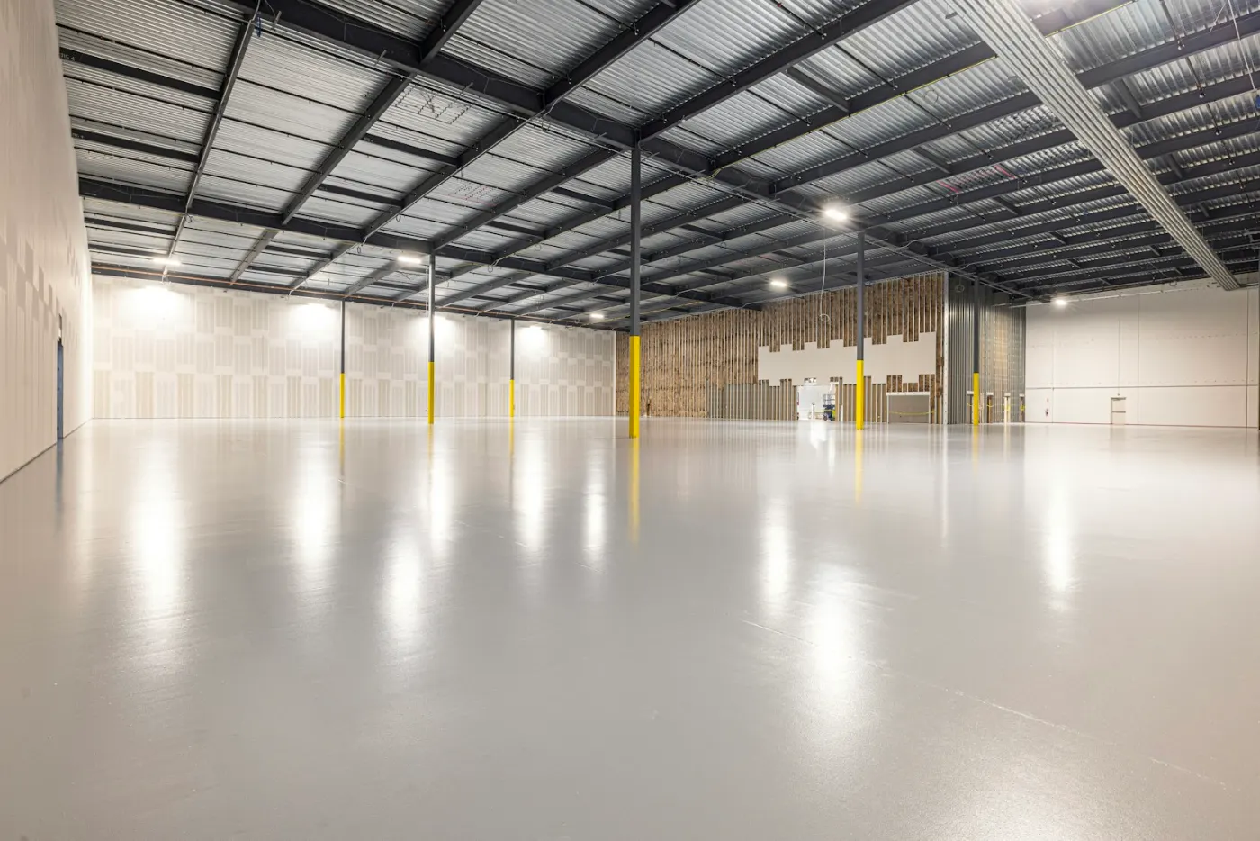 Grand entrepôt logistique protégé par détection incendie par caméra
