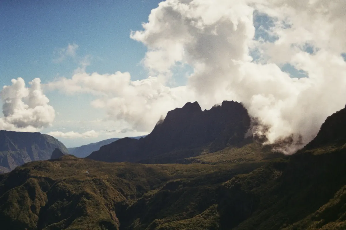 Paysage de montagne de La Réunion au-dessus des nuages