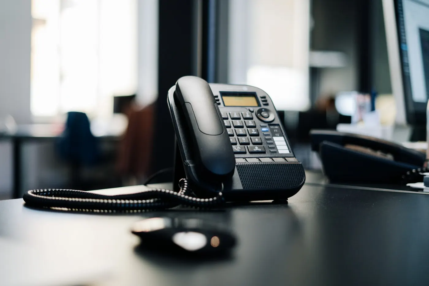Téléphone IP sur un bureau d'entreprise