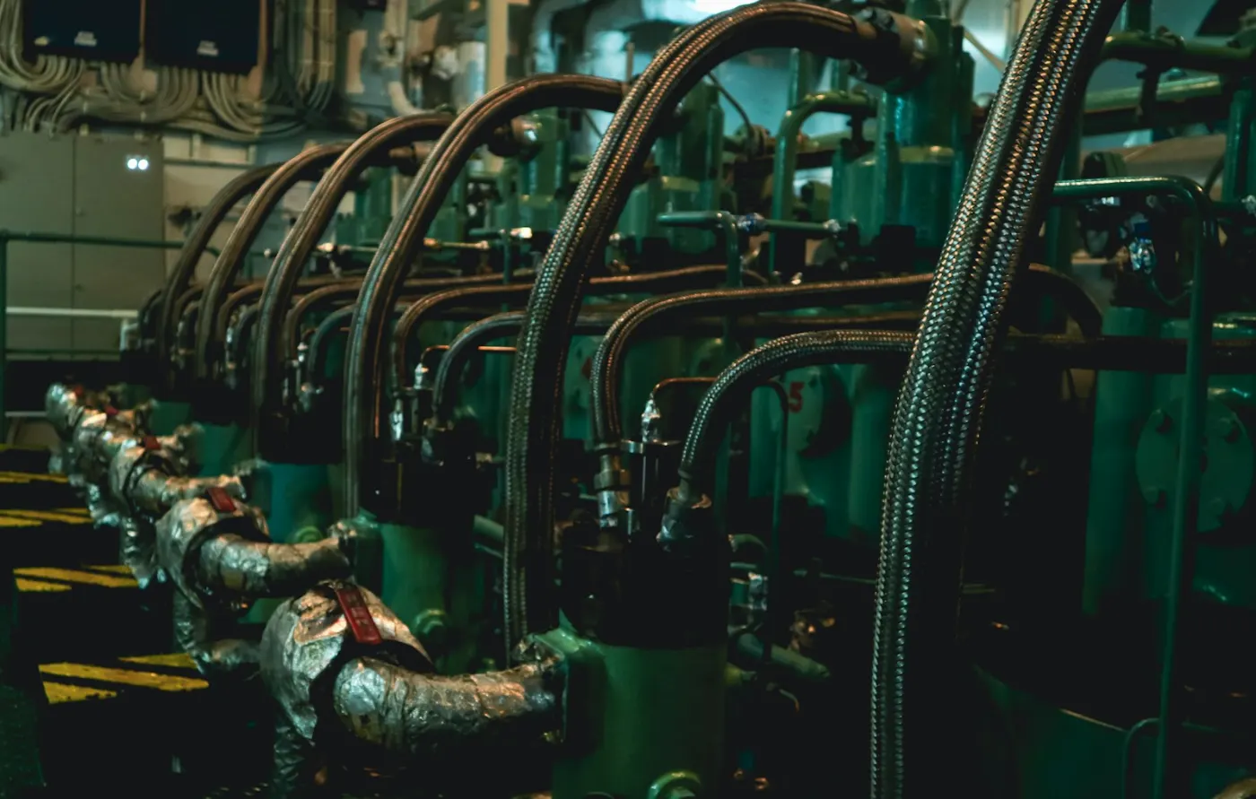 Tuyauteries d'une turbine industrielle